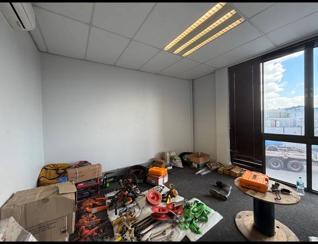 547M² WAREHOUSE TO LET IN STIKLAND INDUSTRIAL